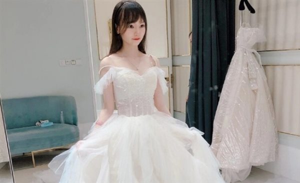 34381-【网曝门事件】漂亮的萝莉新娘结婚前夜被老同学性爱私拍流出 蒙眼后入内射 高清私拍生活露脸照.jpg
